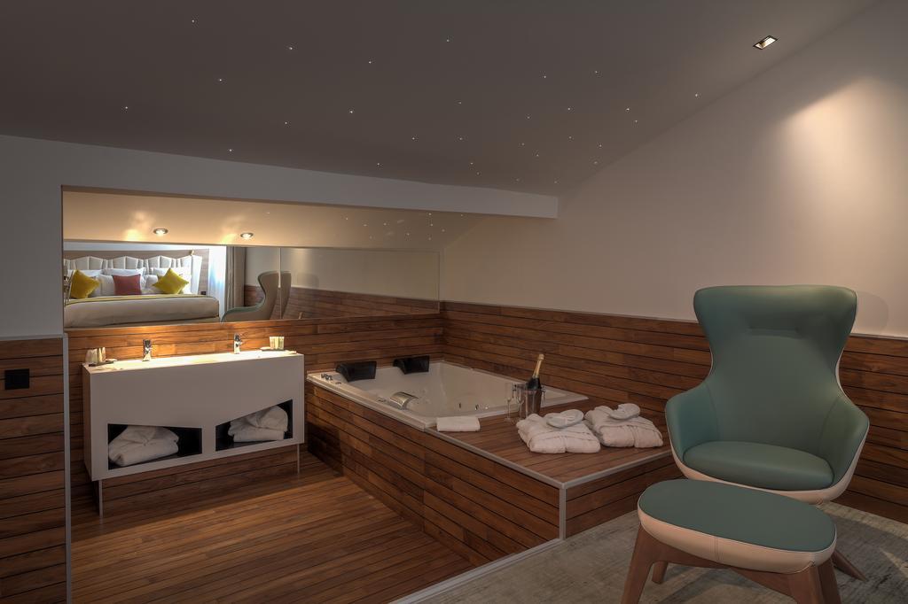 Suite mit Kingsize-Bett und Badewanne