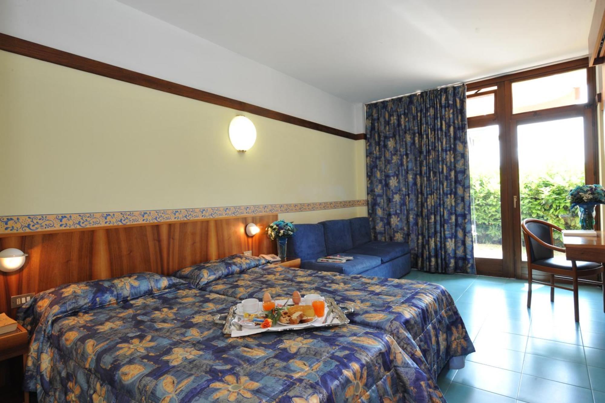 Camera Matrimoniale/Doppia con Letti Singoli con Vista Piscina