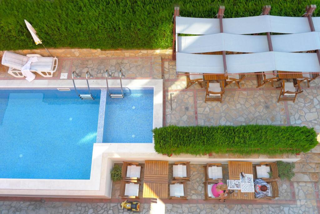 Corner Suite with  Ocean and Pool View