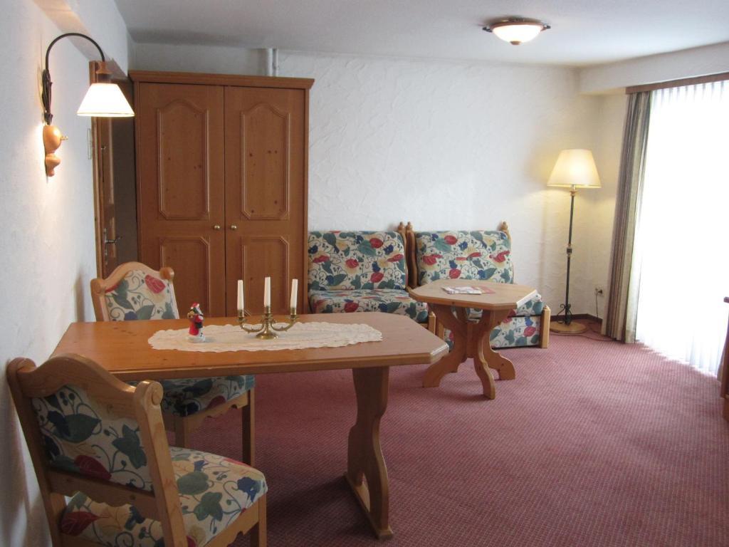 Family Room with Balcony,49935210:JPEG