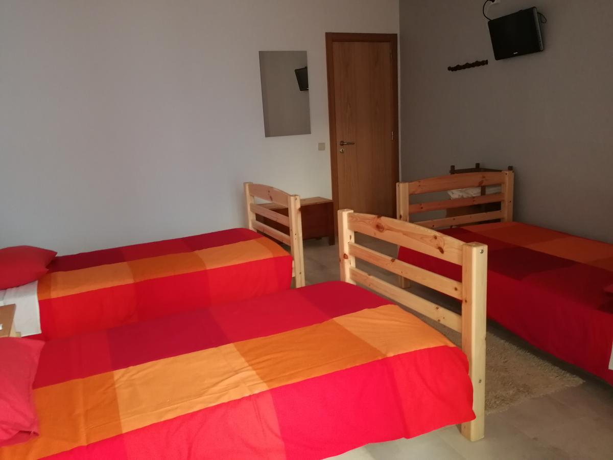 Quarto Triplo com Casa de Banho Privada Externa