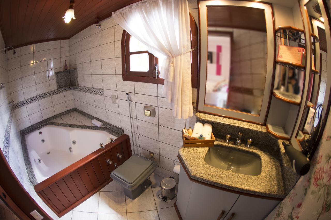 Quarto Duplo Com Banheira de Hidromassagem e Lareira