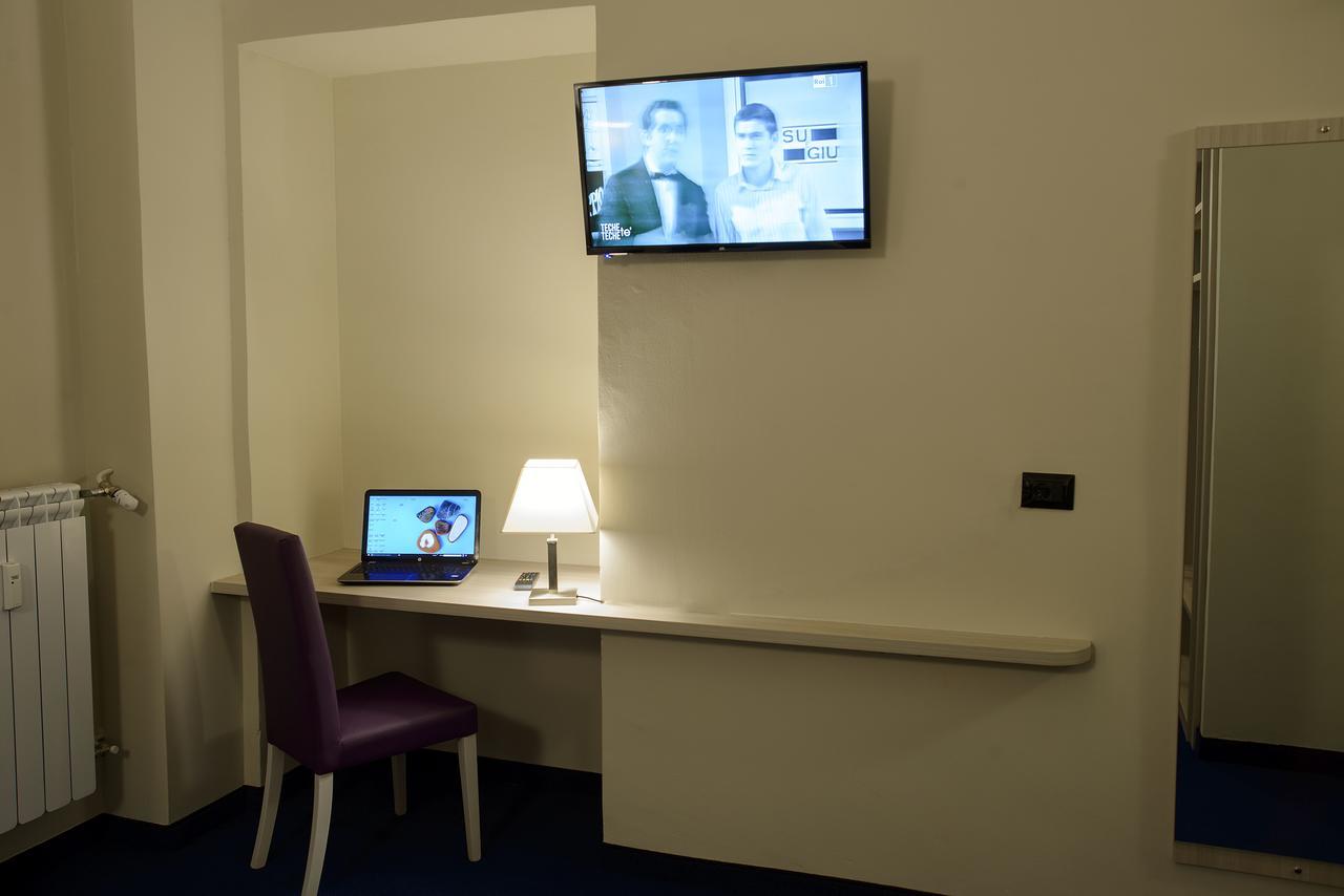 Single Room,517665858:JPEG