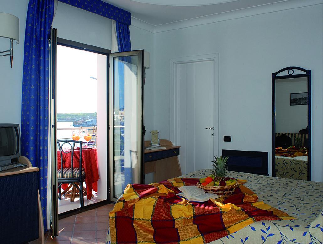 Camera Matrimoniale con Balcone e Vista Mare