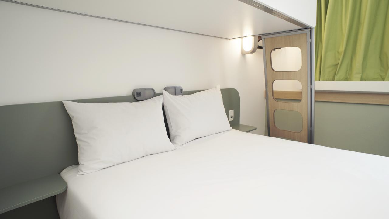 Quarto Duplo Standard com 1 Cama de Casal e 1 Cama de Solteiro