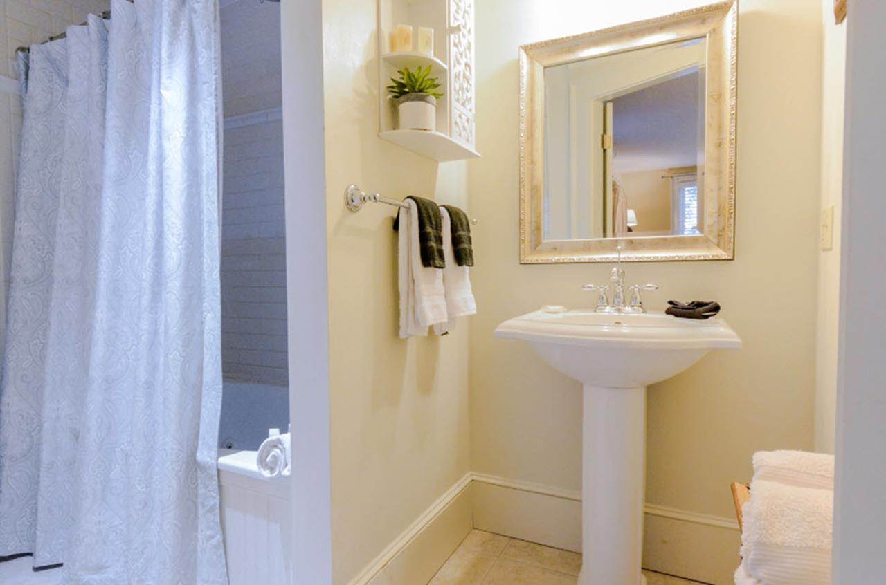 Queen Room with Spa Bath - Daisy