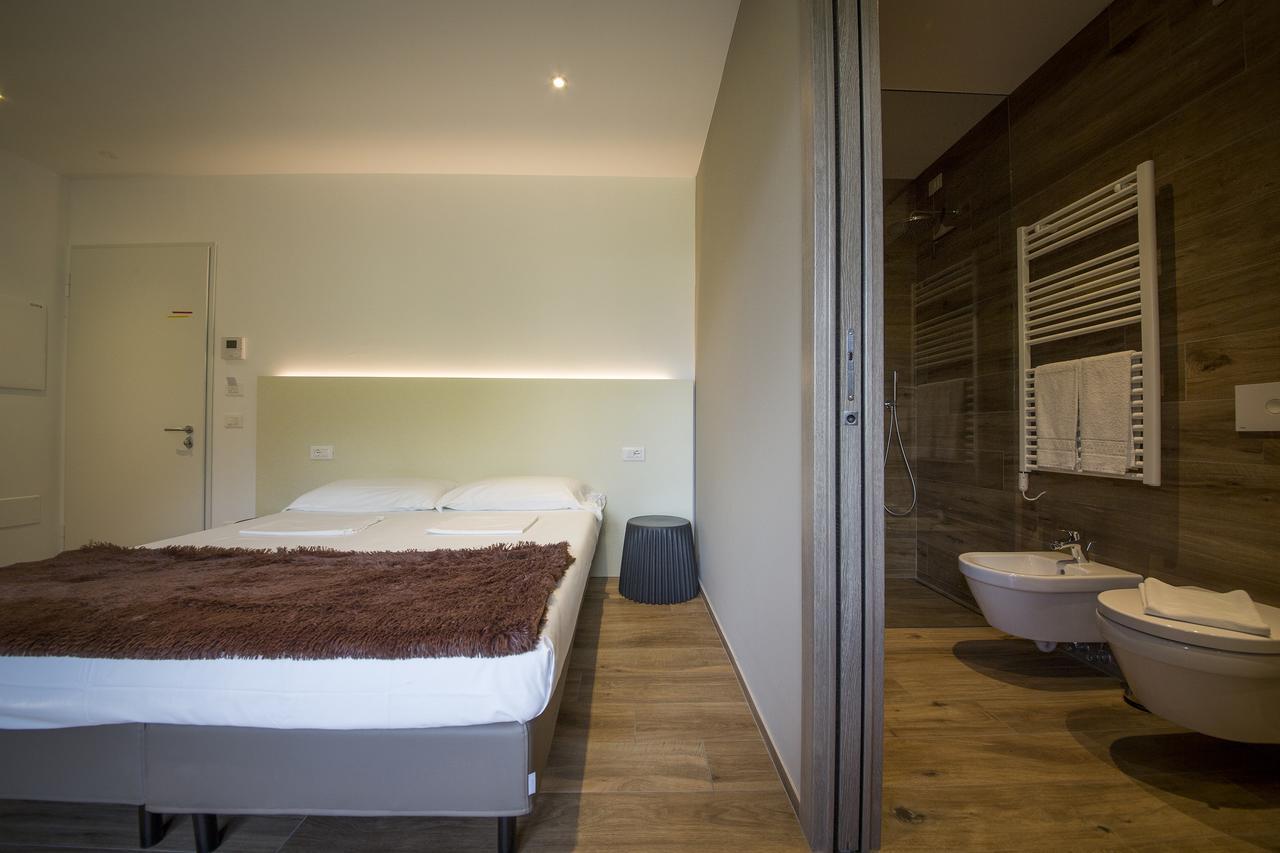 Doppel-/Zweibettzimmer mit Balkon