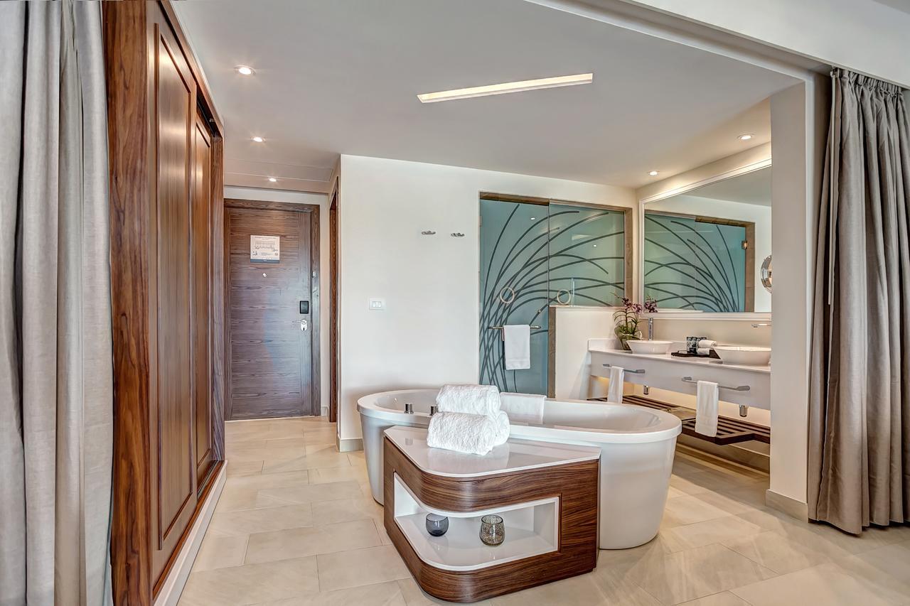 Luxury Junior Suite Swim Out,698478291:JPEG