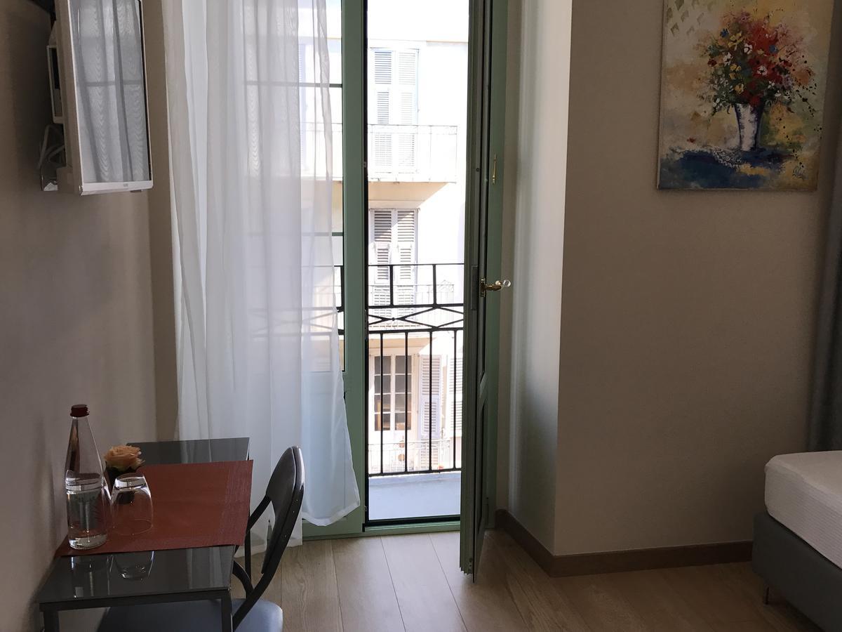 Doppelzimmer mit Balkon und Blick auf die Fußgängerzone