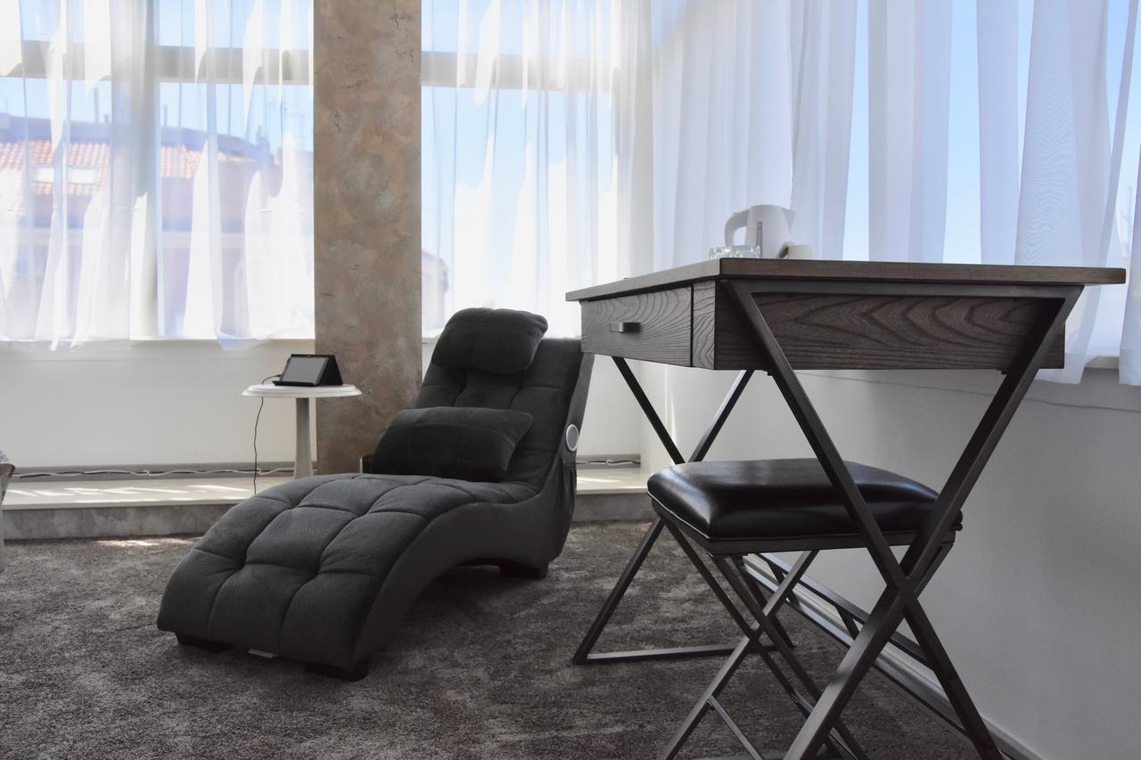 Deluxe Luxe Suite