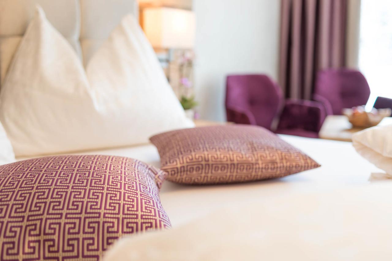 Zimmer mit Queensize-Bett und Balkon
