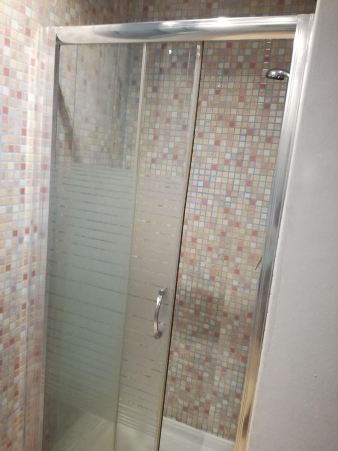 Quarto Duplo Básico com Casa de Banho Partilhada e Chuveiro Privado