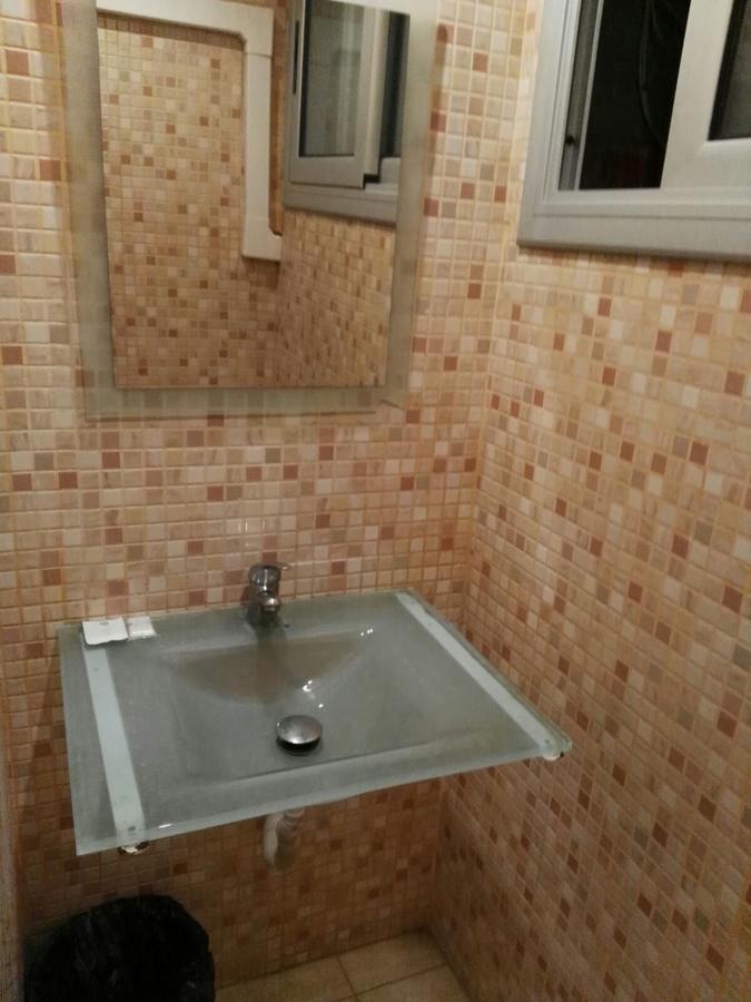 Quarto Individual Básico com Casa de Banho Partilhada