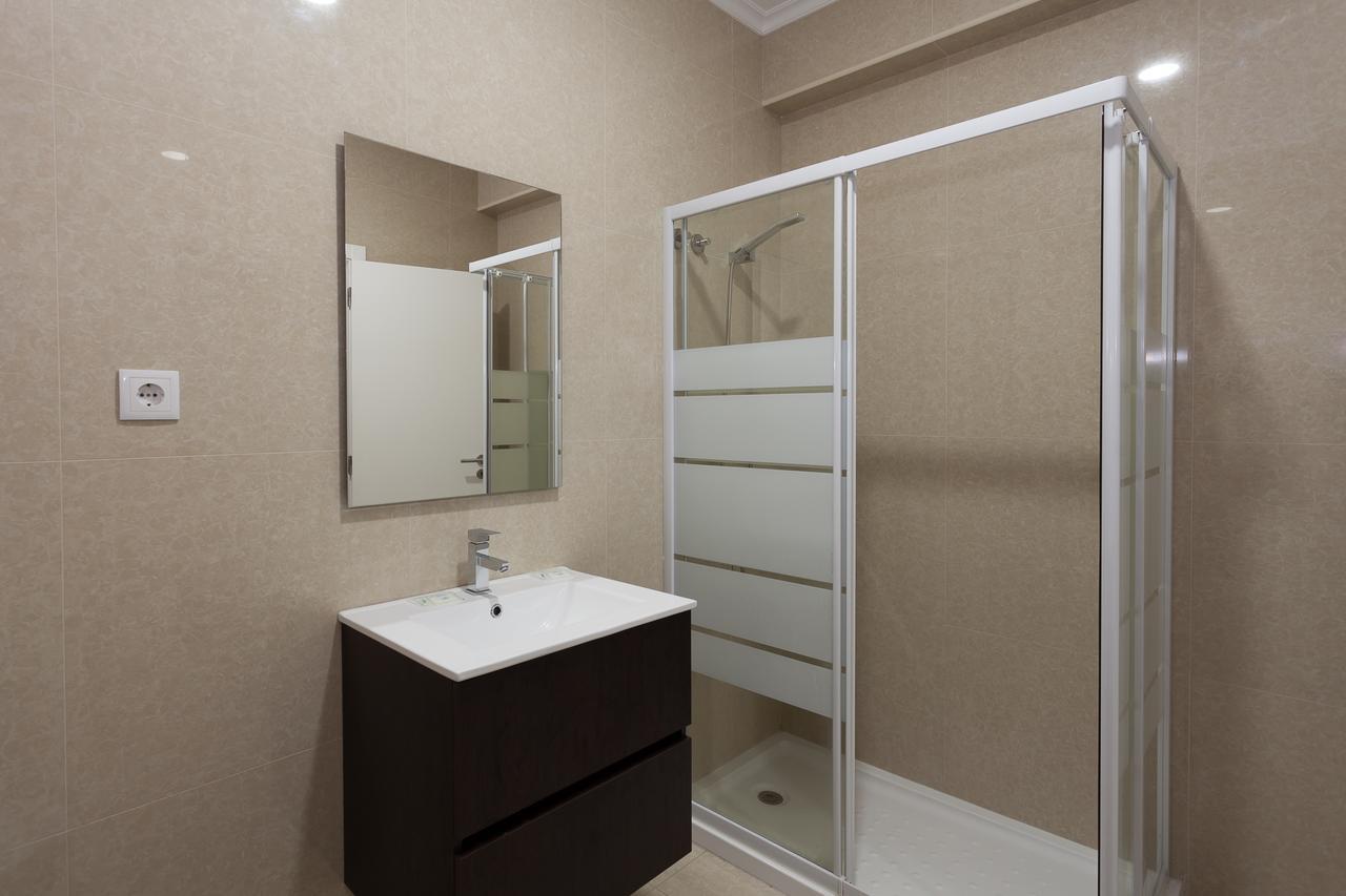 Quarto com 2 Camas de Solteiro e Banheiro Privativo