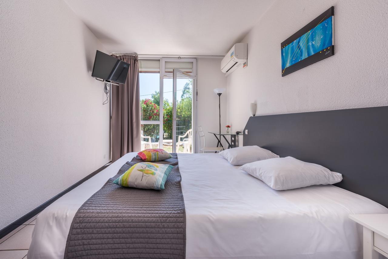 Chambre Double ou Lits Jumeaux - Vue sur Piscine