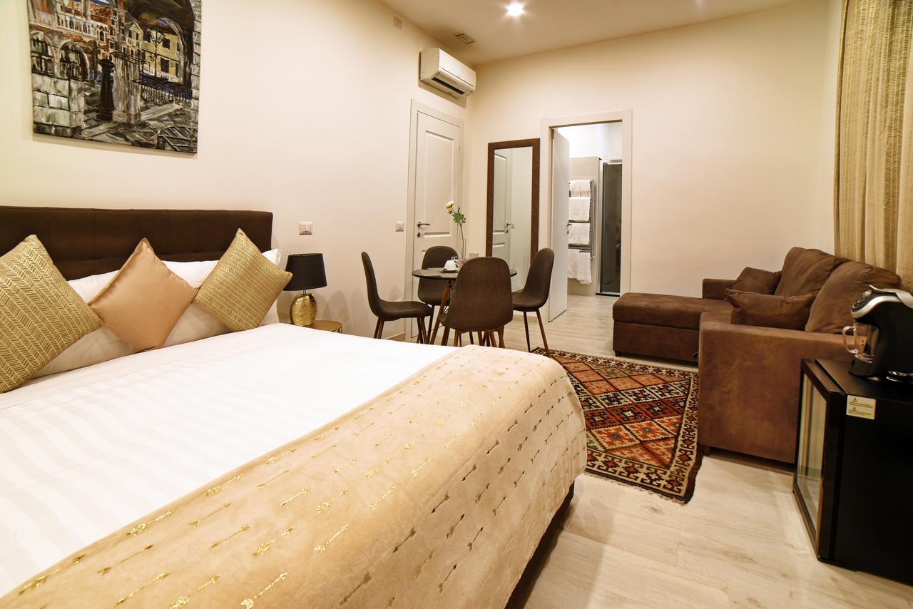 Suite con bañera de hidromasaje y cama grande