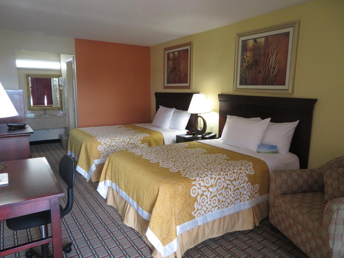 Double Room with Two Double Beds - Pet Friendly/Smoking