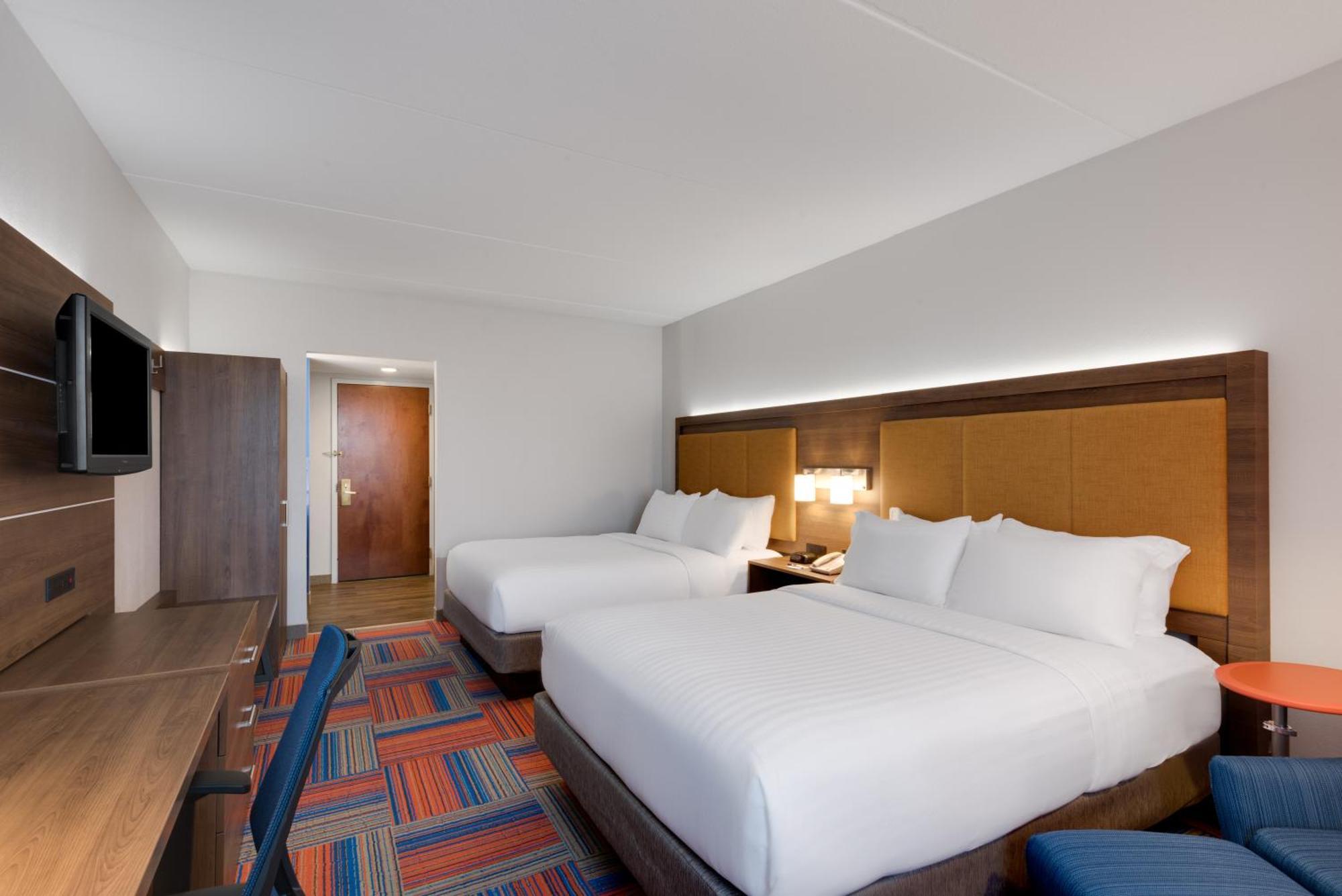 Standard Queen Room with Two Queen Beds and Mobility Accessible Tub