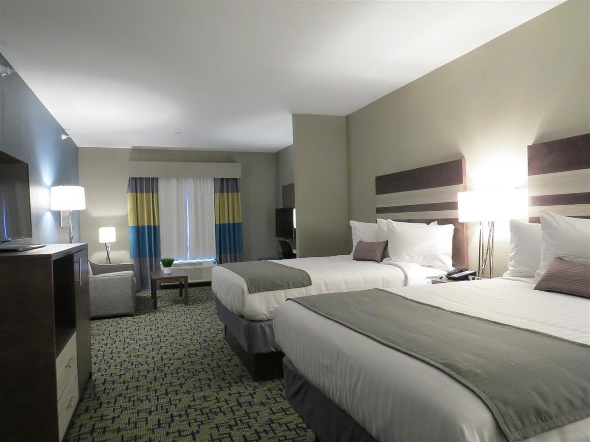 Queen Room with Two Queen Beds and Bath Tub - Disability Access