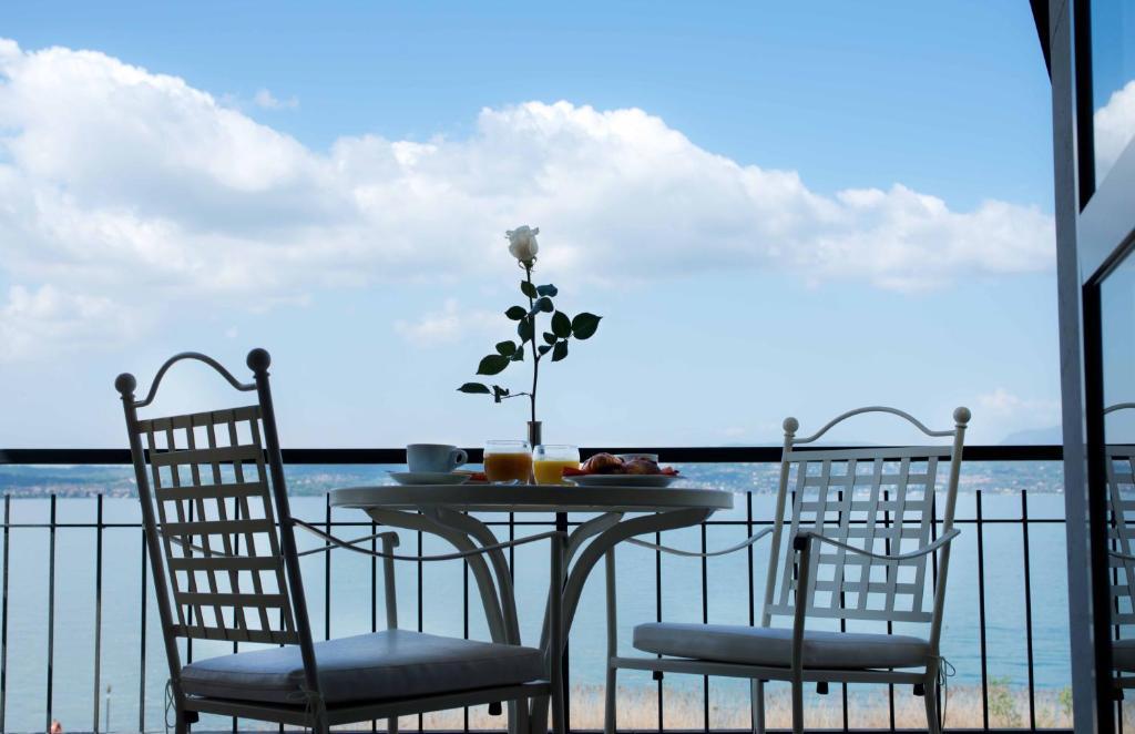 Camera Familiare (2 adulti + 2 bambini) con Terrazza - Vista Lago