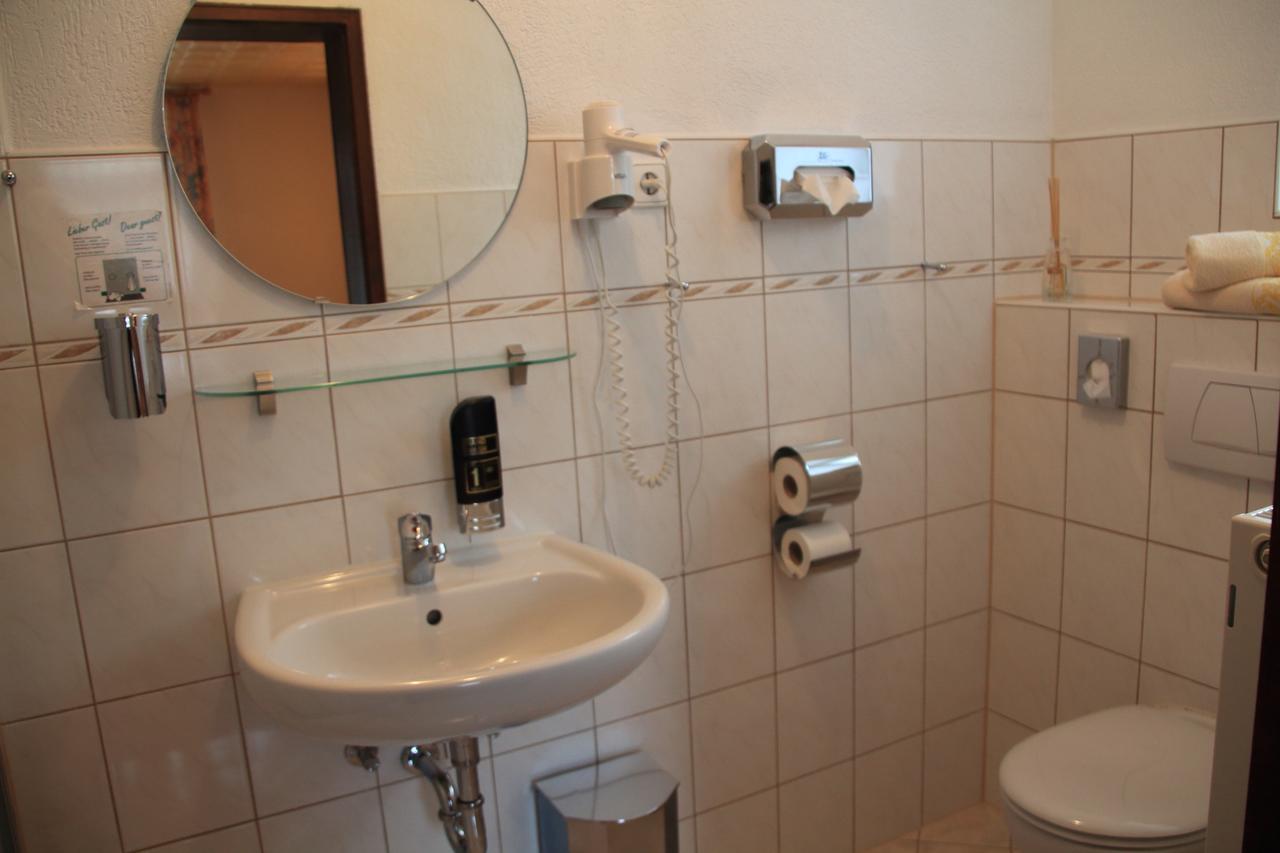 Doppel-/Zweibettzimmer mit Bad