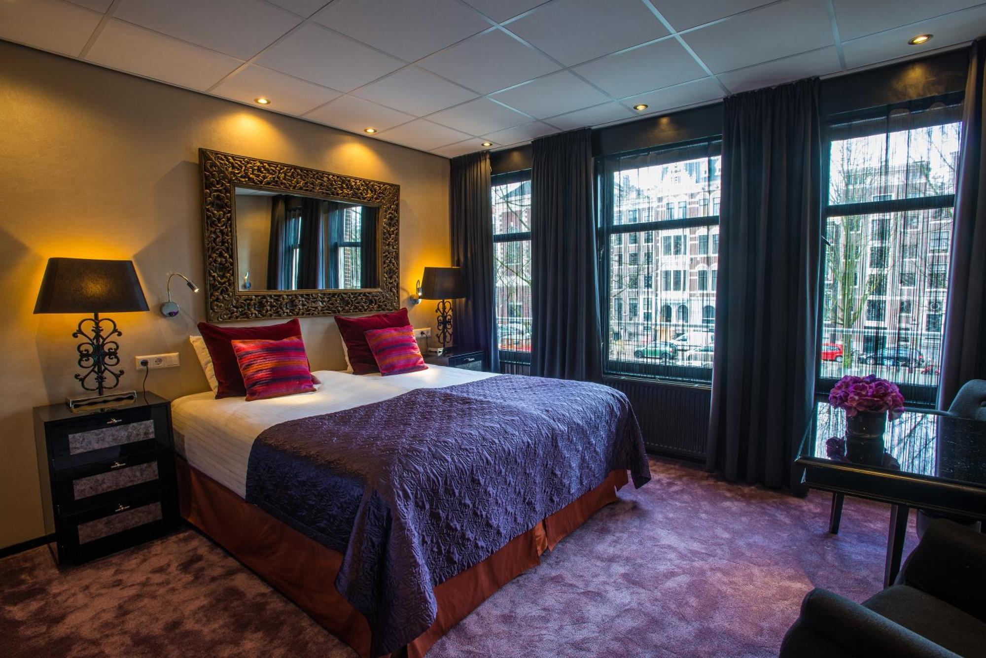 Medium Luxe Tweepersoonskamer met een Bad en Uitzicht op de Gracht
