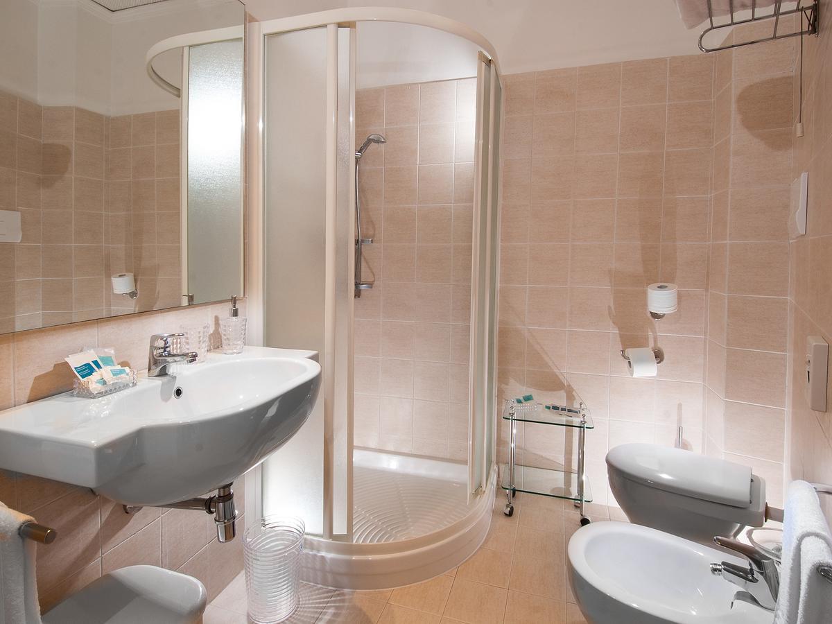 Camera Matrimoniale con Vista Mare Laterale