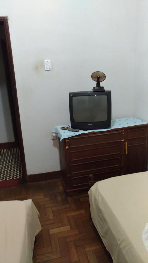 Quarto com 2 Camas de Solteiro e Banheiro Compartilhado