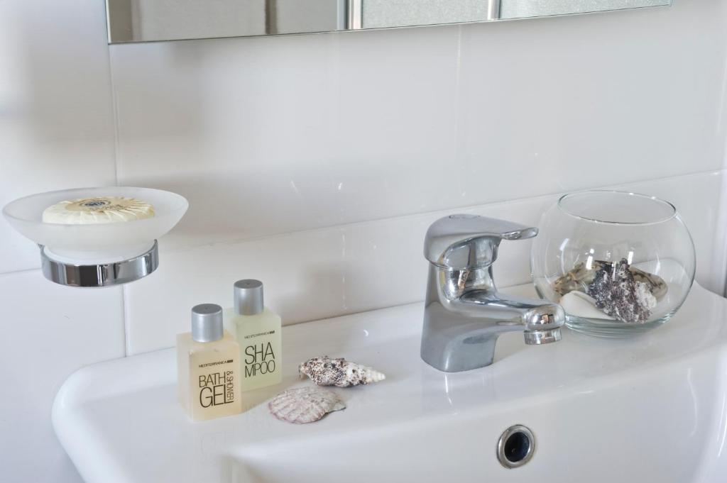 Double or Twin Room with Side Sea View,642285210:JPEG