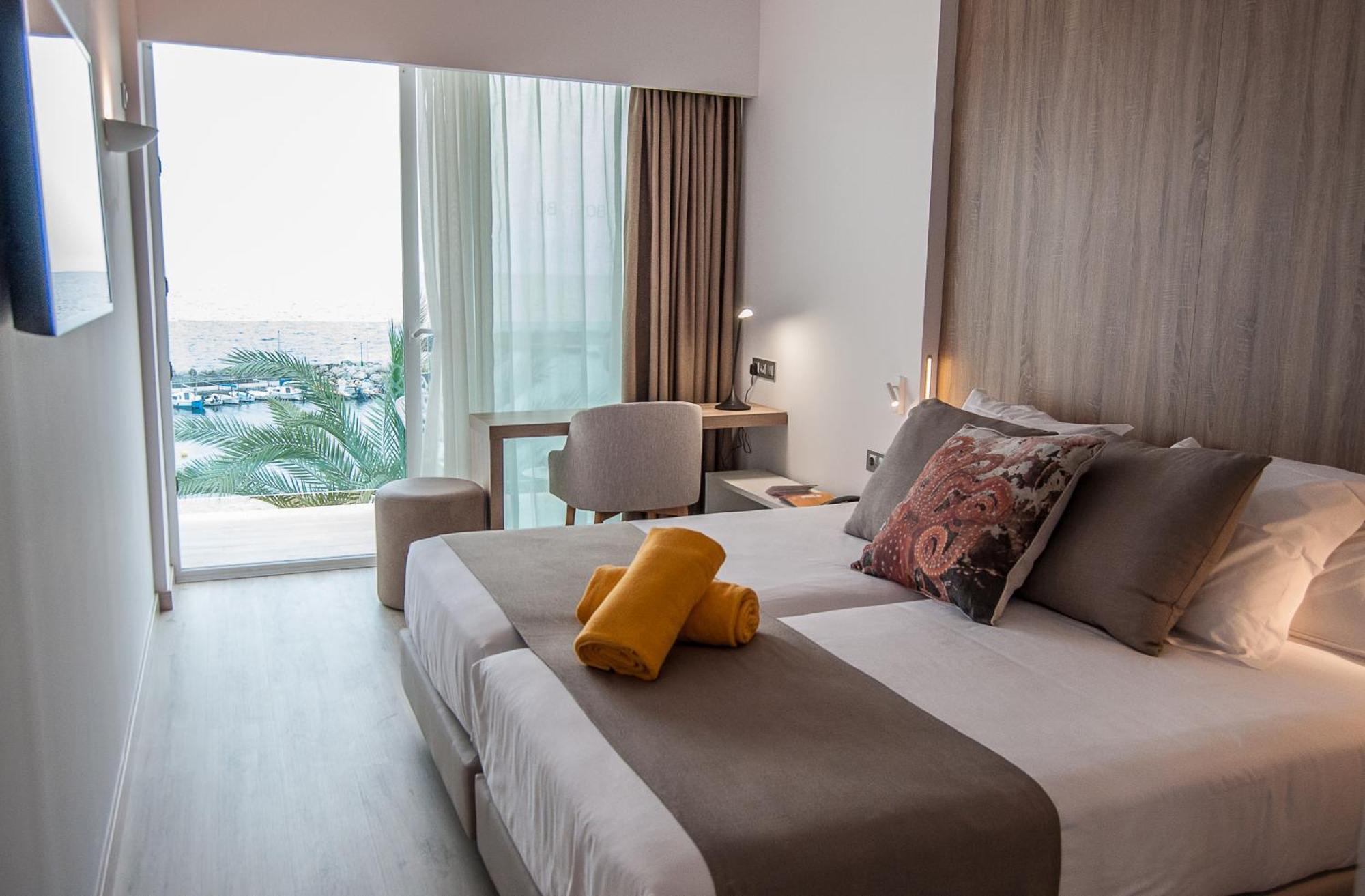 Tweepersoonskamer met Balkon en Uitzicht op Zee