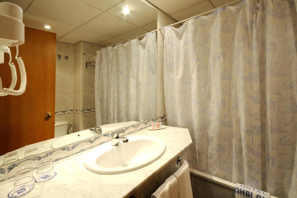 Chambre Triple - Vue Partielle sur Mer