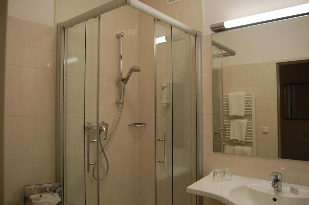 Single Room,109233096:JPEG