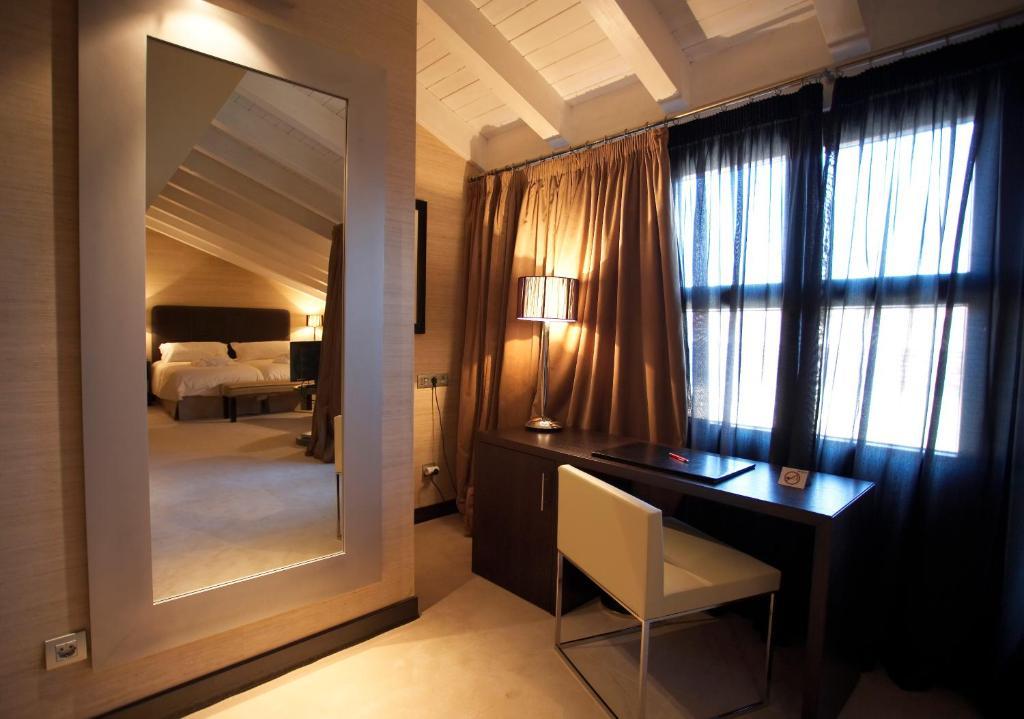 Junior Suite (2 Adults + 2 Children),94345514:JPEG