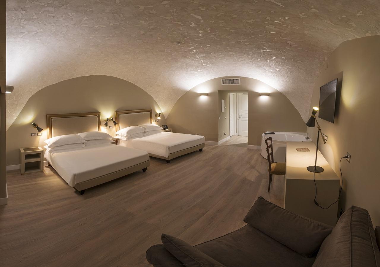 Suite with Double Queen Bed,630833523:JPEG