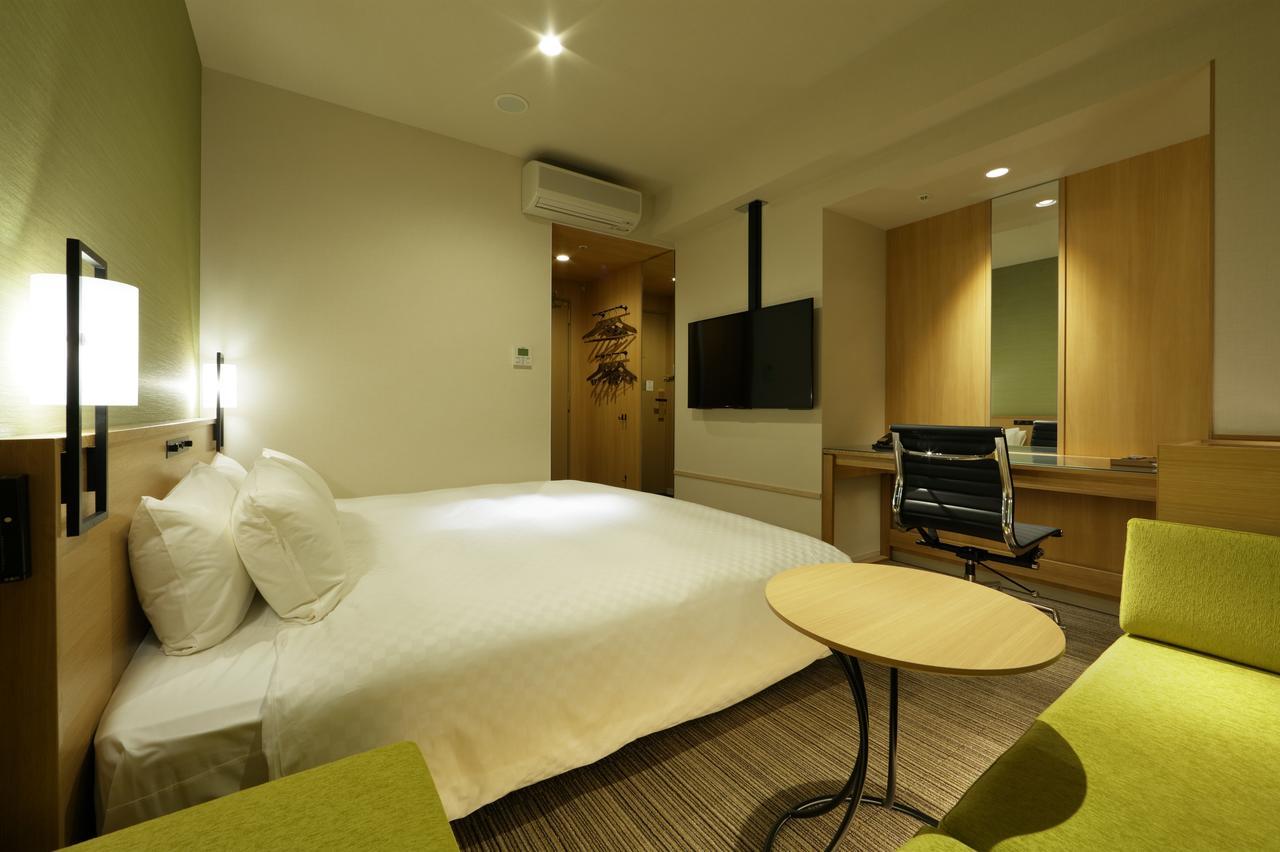 Habitación con cama extragrande.