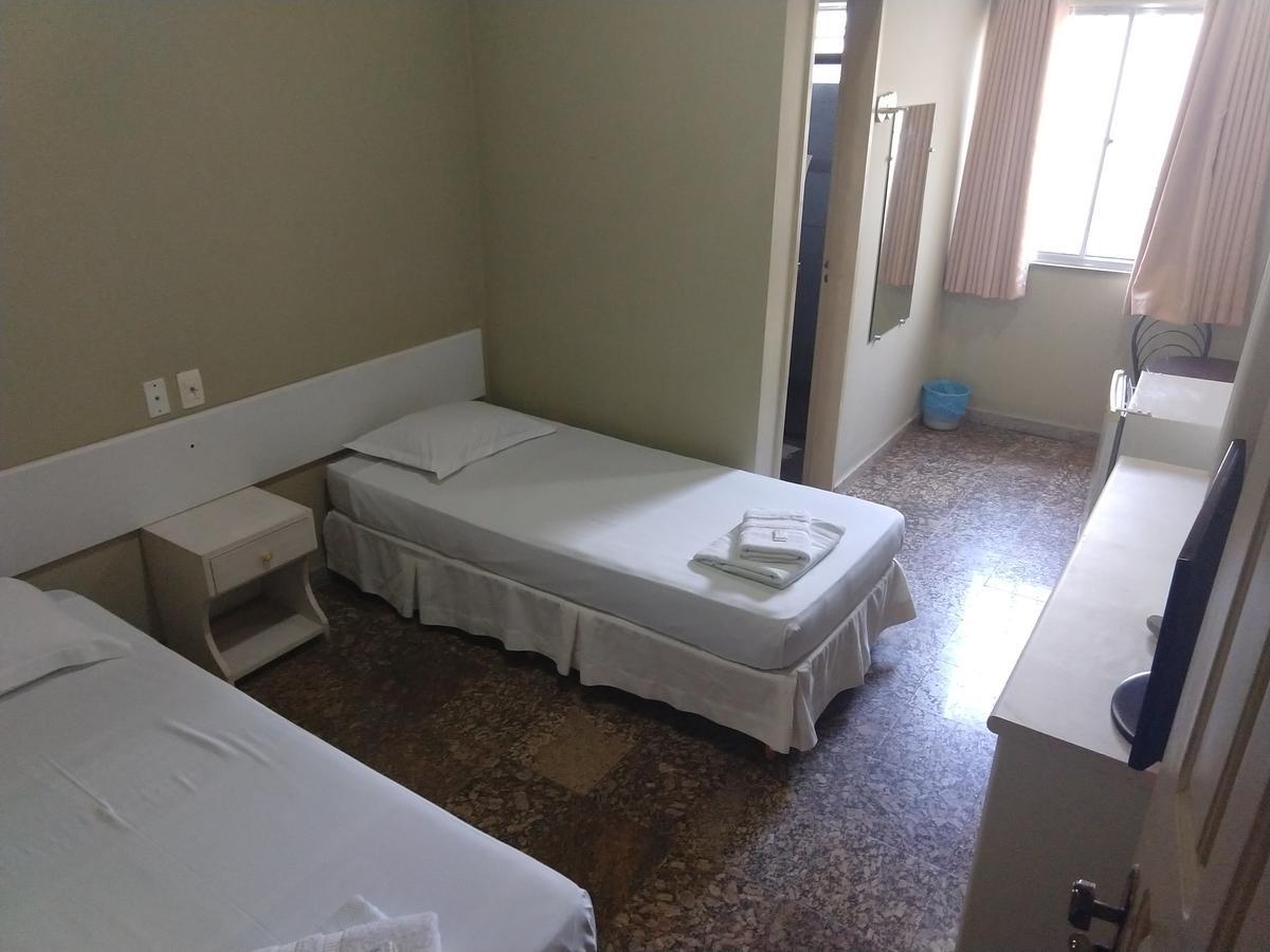 Quarto Clássico com 2 Camas de Solteiro