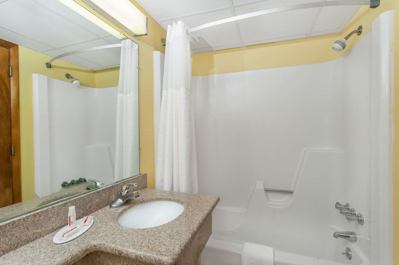 King Room with One King Bed and Jetted Tub - Non-Smoking