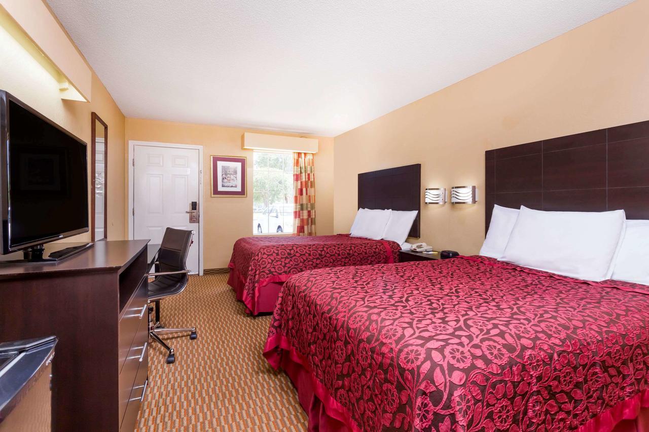 King Room with Roll-in Shower - Mobility Access/Non-Smoking