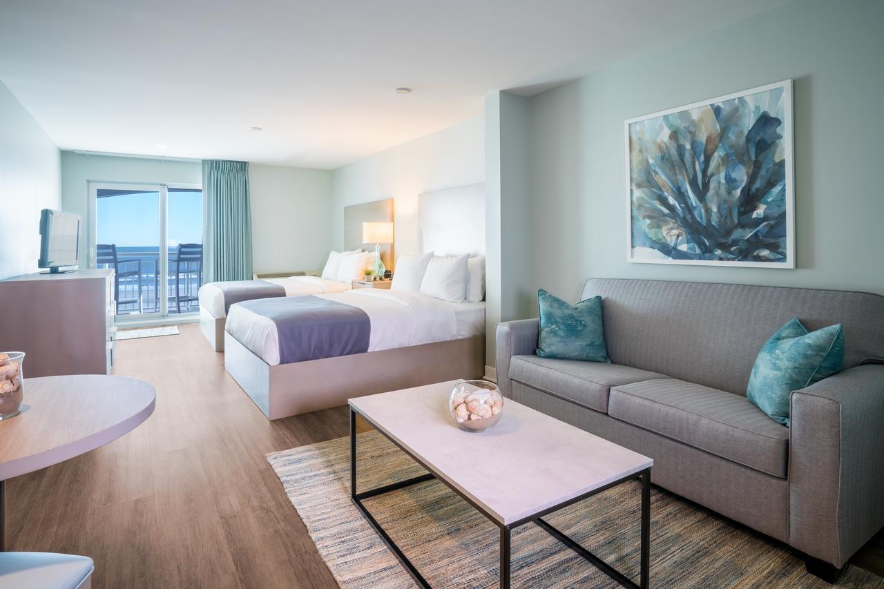 Queen Room with Balcony and Oceanfront View,636259587:JPEG