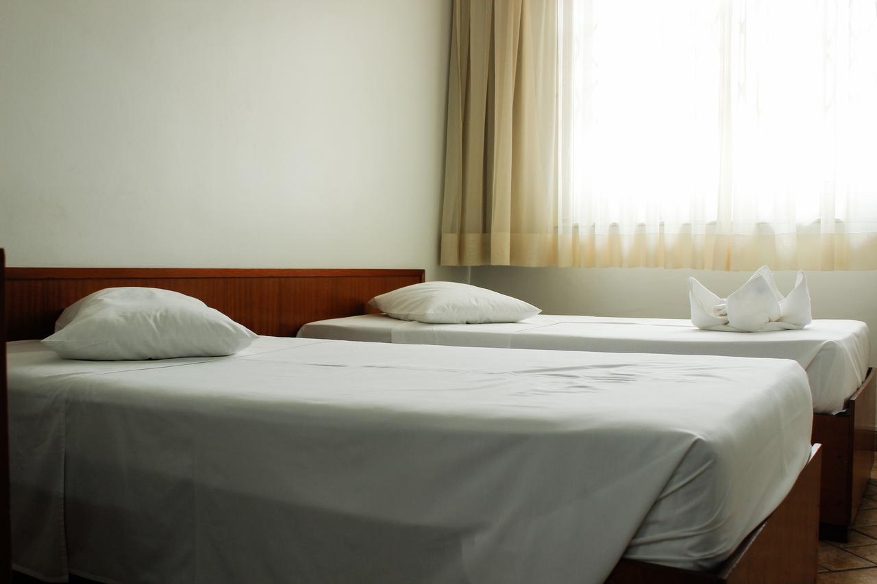 Quarto Econômico com 2 Camas de Solteiro