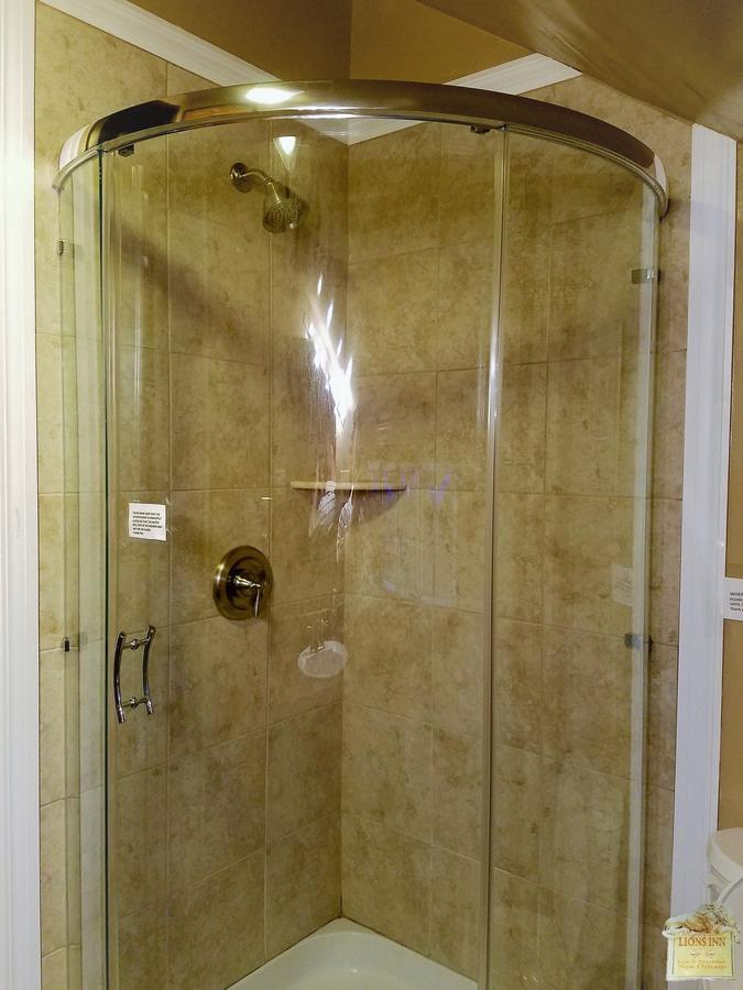 Tweepersoonskamer met 2 Aparte Bedden en Gedeelde Badkamer