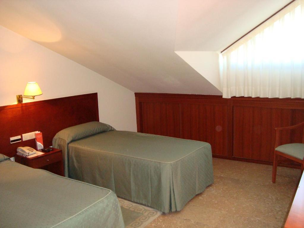 Twin Room Attic,63960595:JPEG