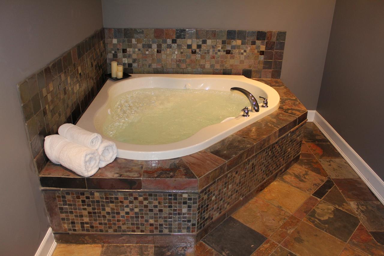 Suite with Hot Tub(All guests must be 21 years or older to stay in this room)