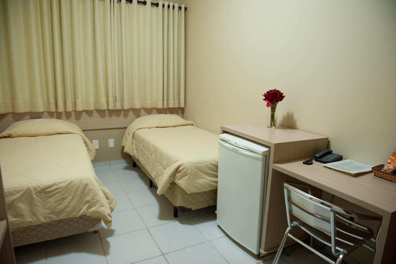 Quarto com 2 Camas de Solteiro