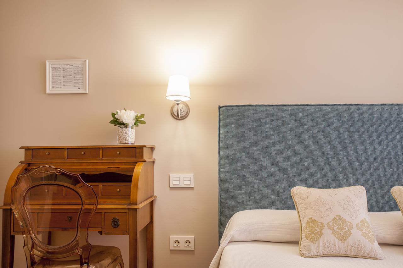 Double Room with Private External Bathroom,641772147:JPEG