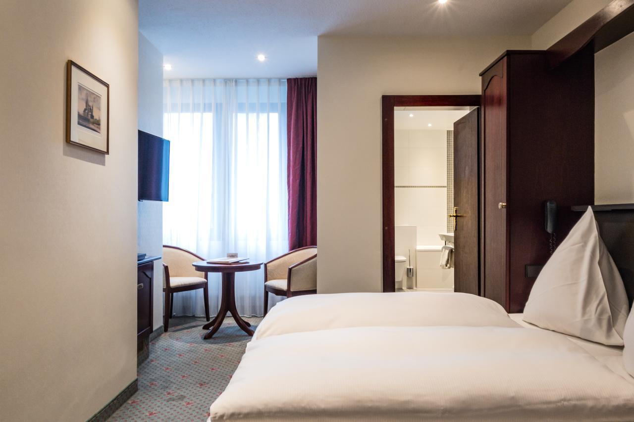 Double or Twin Room,702452260:JPEG