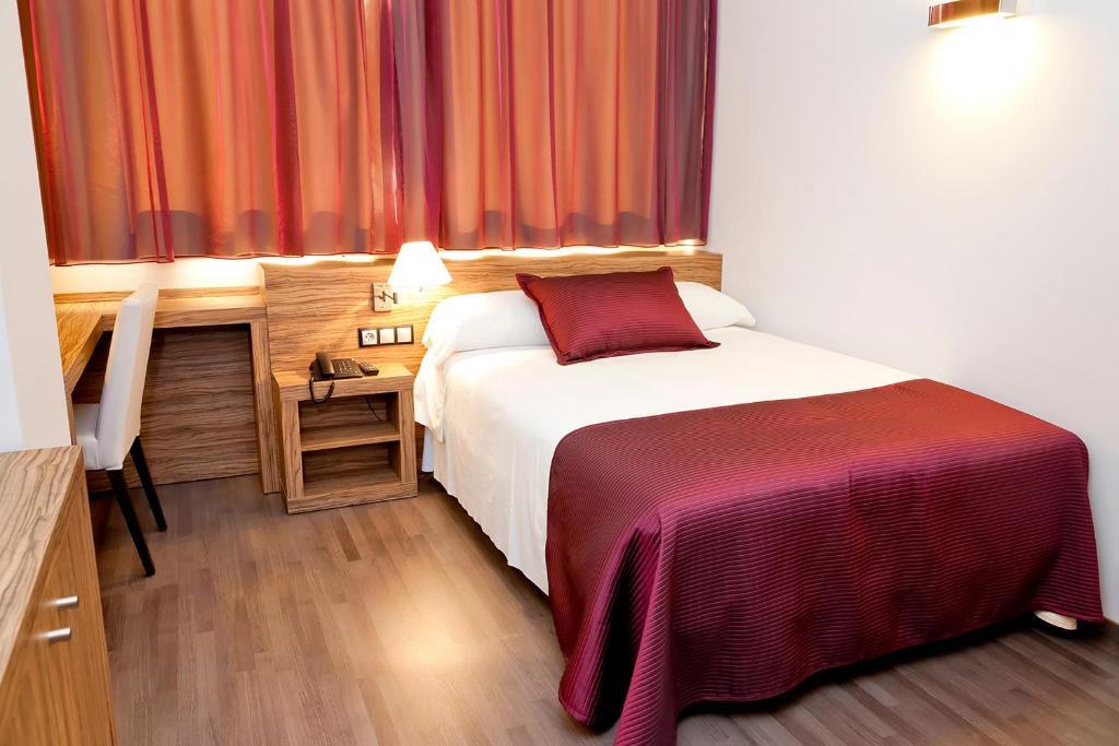 Small Double Room,64356148:JPEG