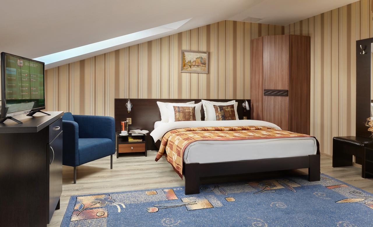 Doppel-/Zweibettzimmer mit Poolblick