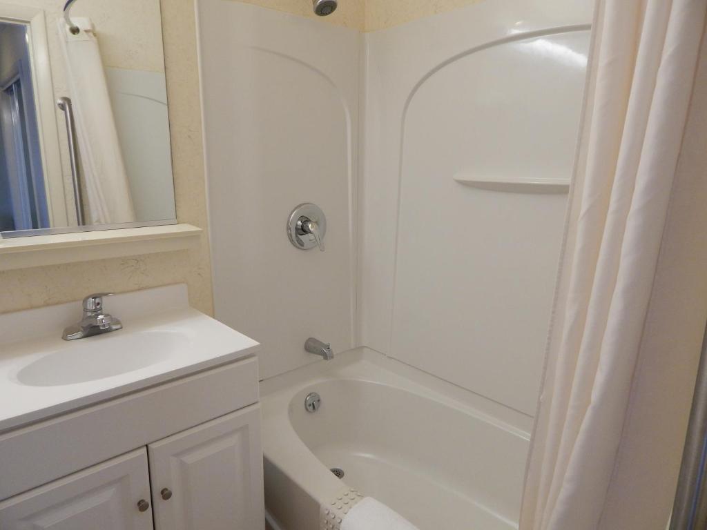 One King Bed, Oceanfront - Top Floor