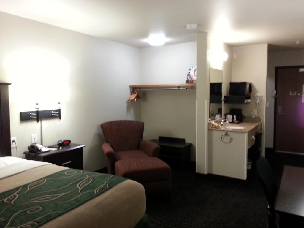 Deluxe Queen Room - Mobility Access/Non-Smoking